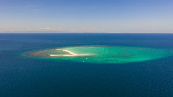 Sea cape, white sand island.. Atoll near the island of Camiguin, Philippines, aerial view . — стоковое фото