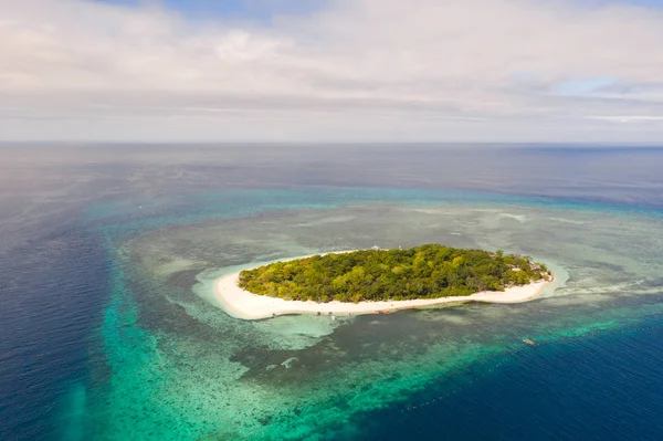Маленький остров в окружении лазурной воды и коралловых рифов, вид сверху . — стоковое фото