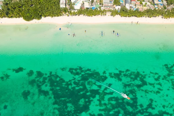 Fehér homokos strand és lagúna türkizkék vízzel, légi kilátás. — Stock Fotó