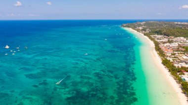 Boracay adasının sahili. Beyaz plaj ve berrak deniz. Güneşli havalarda güzel bir sahil ile Seascape.