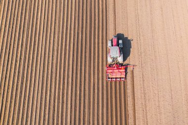Tarım arazisinde disk harrows ile Traktör, üst görünümü. Traktör sürülmüş bir tarlada kırışıklıkları keser. Traktör ile tarımsal çalışmalar.