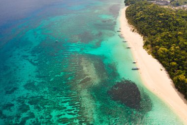 Puka Shell Beach, Boracay Adası, Filipinler, havadan görünüm.
