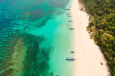 Puka Shell Plajı. Beyaz kumlu geniş tropikal plaj. Boracay adasında güzel beyaz plaj ve masmavi su, Filipinler, üst görünümü.