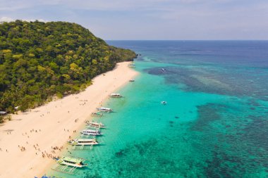 Puka Shell Plajı. Beyaz kumlu geniş tropikal plaj. Boracay adasında güzel beyaz plaj ve masmavi su, Filipinler, üst görünümü.
