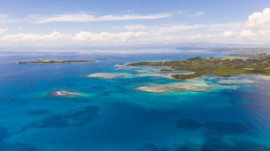 Bucas Grande Adası, Filipinler. Mercan adaları ve adalar ile güzel lagünler, yukarıdan görünümü.