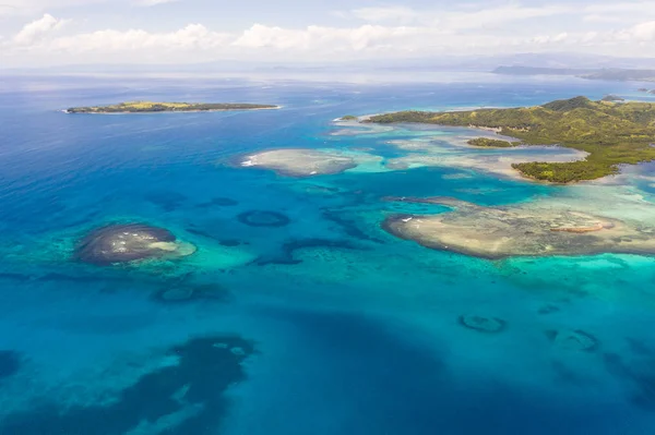 Bucas Grande Island, Filippinerna. Vackra laguner med atoller och öar, utsikt från ovan. — Stockfoto