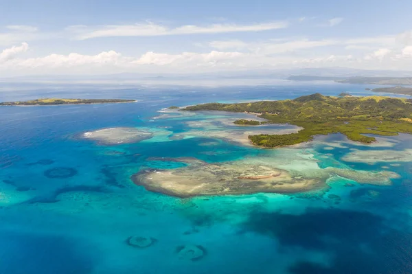 Bucas Grande Island, Filippine. Belle lagune con atolli e isole, vista dall'alto . — Foto Stock