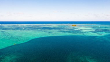 Mercan resifleri ve adalar ile Deniz Manzarası. Tropikal iklim ve Filipinler doğası.