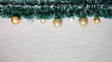 Topları ve tinsel ile Yeni Yıl afiş. Noel süslemeleri ile Noel arka plan.