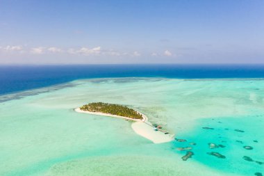 Etrafı güzel gölcüklerle çevrili tropik bir ada. Onok Adası Balabac, Filipinler. Tropikal bir adada dinlenmek.