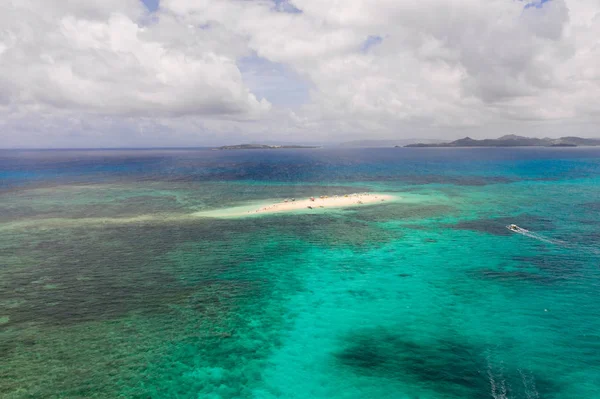 Люди отдыхают на тропическом острове и купаются в лагуне. Голый остров, Сиаргао. Туристы прибыли на белый остров на лодках . — стоковое фото