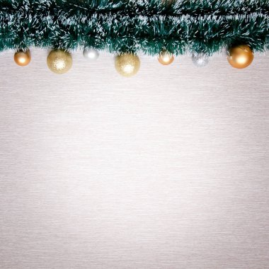 Topları ve tinsel ile Yeni Yıl afiş. Noel süslemeleri ile Noel arka plan.