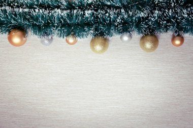 Topları ve tinsel ile Yeni Yıl afiş. Noel süslemeleri ile Noel arka plan.