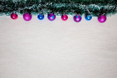 Topları ve tinsel ile Yeni Yıl afiş. Noel süslemeleri ile Noel arka plan.