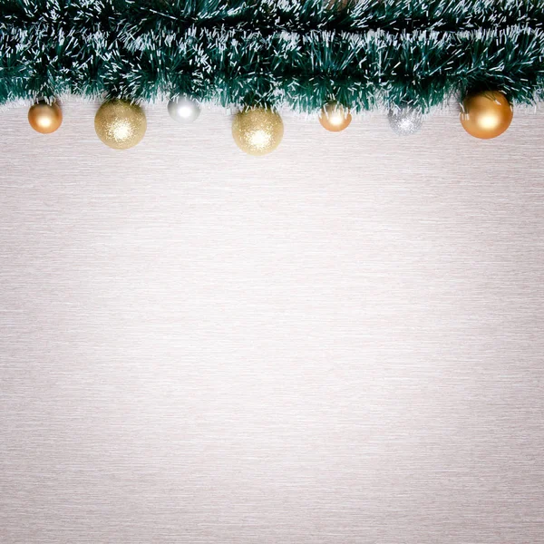 Topları ve tinsel ile Yeni Yıl afiş. Noel süslemeleri ile Noel arka plan.