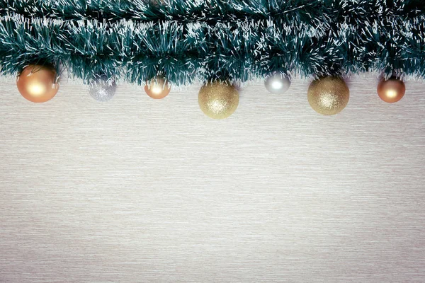 Topları ve tinsel ile Yeni Yıl afiş. Noel süslemeleri ile Noel arka plan.