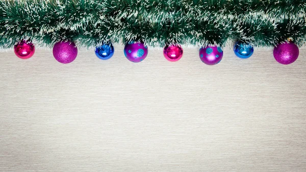 Nieuwjaar banner met ballen en klatergoud. Kerst achtergrond met kerstversiering. — Stockfoto