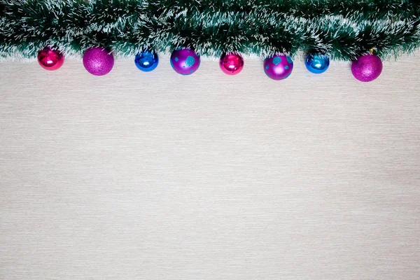 Topları ve tinsel ile Yeni Yıl afiş. Noel süslemeleri ile Noel arka plan.