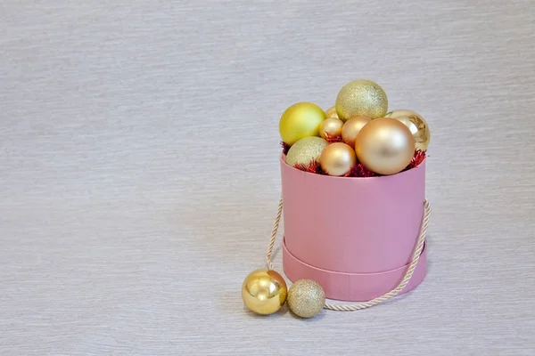 Krabice s vánočními míčky. Růžová krabice s vánočními dekoracemi. — Stock fotografie