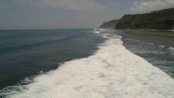 Su yüzeyinde büyük dalgalar, hava manzarası. Bali. — Stok video