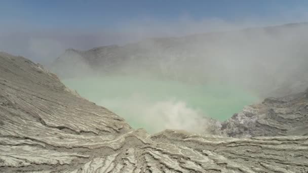 Grupo complexo de vulcões Ijen de estratovulcões na Indonésia Oriental Java. lago ácido. Cratera vulcânica, vista superior . — Vídeo de Stock