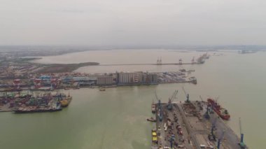 Surabaya, Java, Endonezya 'daki kargo ve yolcu limanı
