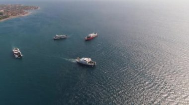 Gilimanuk limanında deniz yolcusu feribotu. Bali Endonezya.