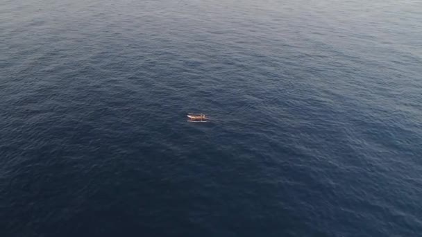 インドネシアの海で漁船 — ストック動画