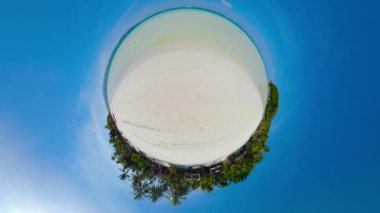 Tropik kumlu sahil ve mavi deniz, Filipinler.