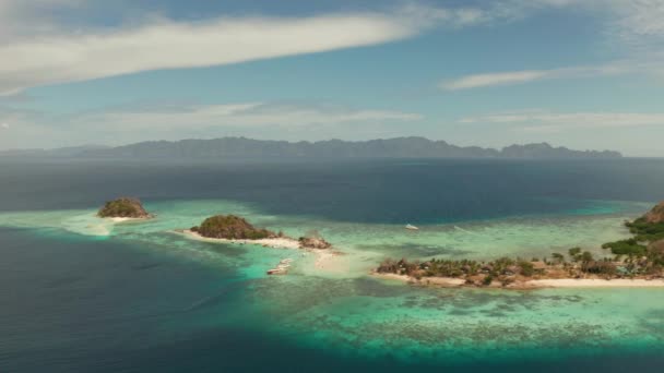 Malý torpický ostrov s bílou písečnou pláží, výhled shora. — Stock video