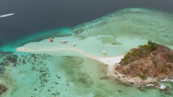 Pequeña isla tórpica con una playa de arena blanca, vista superior. — Vídeo de stock