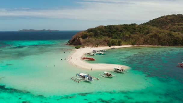 Bateaux avec touristes sur la plage de sable blanc . — Video