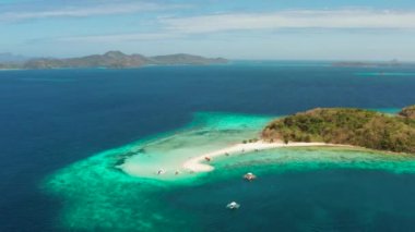 Kumlu plajlı tropik ada, Filipinler, Palawan