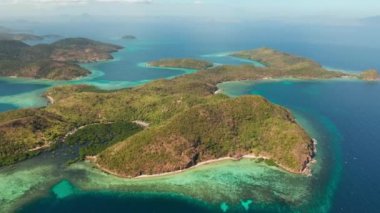 Kumlu plajlı tropik ada, Filipinler, Palawan