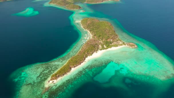 Ditaitayan adasında beyaz kumlu plaj. Adada tekneler ve turistler. — Stok video