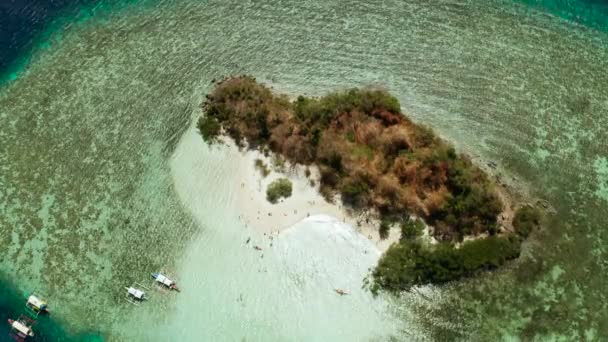 Piccola isola torpica con spiaggia di sabbia bianca, vista dall'alto. — Video Stock