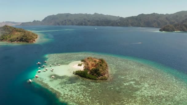 Pequeña isla tópica con playa de arena blanca, vista superior. — Vídeo de stock