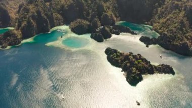 Coron, Palawan, Filipinler'de Twin Lagoon. Dağ ve Deniz.