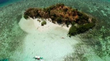 Beyaz kumlu sahili olan küçük bir Torpikal ada..