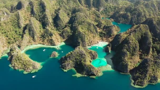 Twin Lagoon v Coronu, Palawan, Filipíny. Hory a moře. — Stock video
