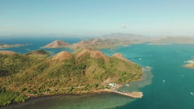 Tropikal adaları, lagünleri, Filipinleri, Palawan 'ı olan bir deniz burnu.