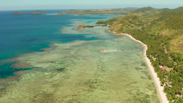 Isla tropical con laguna azul — Vídeo de stock