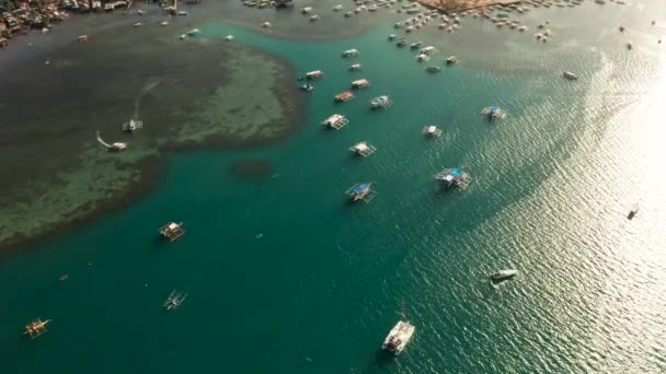 Toeristische boten in een baai met blauw water — Stockvideo