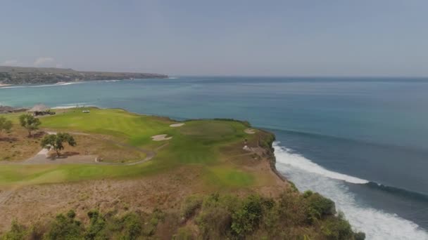 Golfbaan aan de kust Bali, Indonesië — Stockvideo