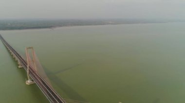 Arabalar için büyük köprü. Surubaya kentinde bir köprü, Java adasında.