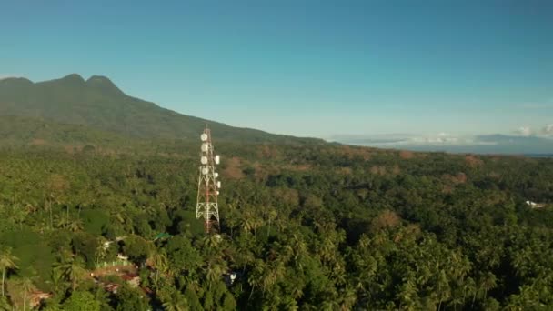 Wieża telekomunikacyjna, antena komunikacyjna w Azji — Wideo stockowe