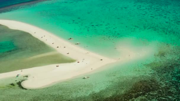 Trópusi sziget homokos stranddal. Camiguin, Fülöp-szigetek — Stock videók