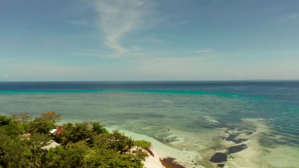 Tropikalna wyspa z piaszczystą plażą. Wyspa Mantigue, Filipiny — Wideo stockowe