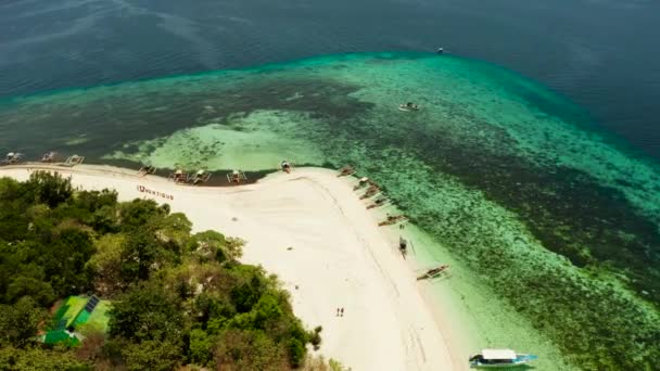 Isla tropical con playa de arena. Isla Mantigue, Filipinas — Vídeo de stock