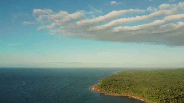 Trópusi táj tengerrel és felhőkkel. Camiguin sziget Fülöp-szigetek. — Stock videók